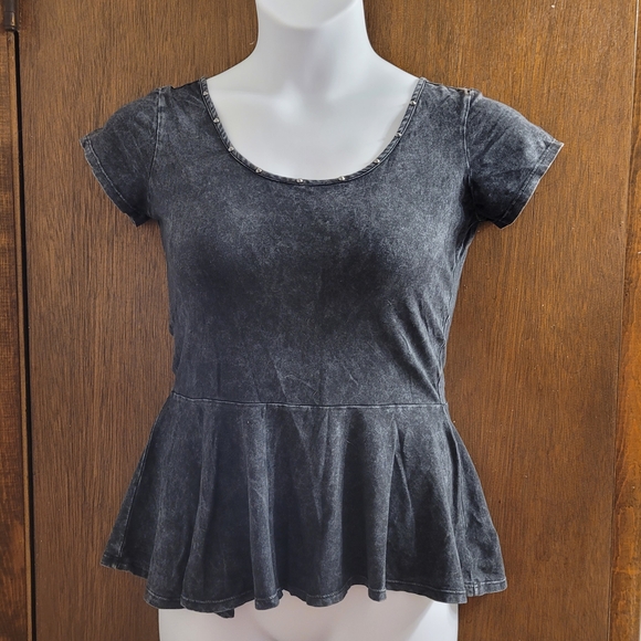 h.i.p. Tops - Happening in the Present Dark Gray Ruffle Hem, Women's Size M Rivets Knot H.i.p